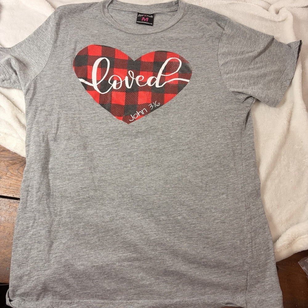 Christian Apparel Love In Faith John 316 Buffalo Plaid Heart Graphic Tee Gray M